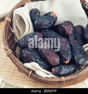 Termine Obst oder Kurma. Haufen von frisch getrocknete Datum Früchte in einem Korb. Stockfoto