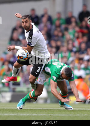 Republik Irland Jonathan Walters (rechts) und Österreichs Aleksander Dragovic kämpfen um den Ball während der 2018 FIFA World Cup Qualifikationsspiel, Gruppe D im Aviva Stadium Dublin. Stockfoto