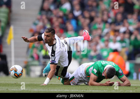 Republik Irland Jonathan Walters (rechts) und Österreichs Aleksander Dragovic kämpfen um den Ball während der 2018 FIFA World Cup Qualifikationsspiel, Gruppe D im Aviva Stadium Dublin. Stockfoto