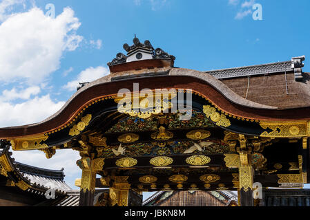 Karamon Tor Nijo Burg, mit vergoldeten architektonischen Besonderheiten. Stockfoto