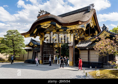 Karamon Tor Nijo Burg, mit vergoldeten Architaectural Funktionen. Stockfoto