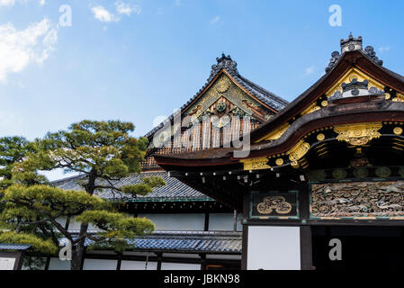 Karamon Tor Nijo Burg, mit vergoldeten Architaectural Funktionen. Stockfoto