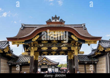 Karamon Tor Nijo Burg, mit vergoldeten Architaectural Funktionen. Stockfoto