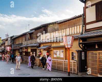 Touristen, von die viele im typisch japanischen Kimono gekleidet sind Stockfoto