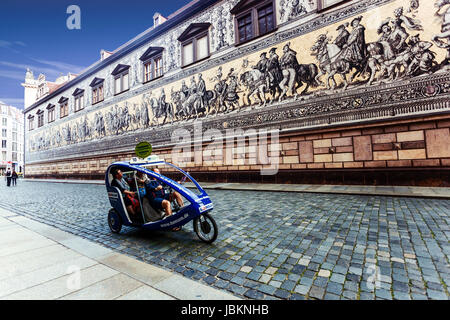 Fürstenzug Der Fürstenzug, Dresden, Touristen in einer Rikscha, Dresden, Sachsen, Deutschland Stockfoto