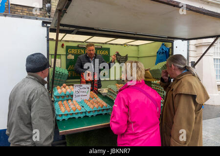 Kunden den Kauf von Eiern aus ein Spezialist Bauer Marktstand in Stockton on Tees Stockfoto