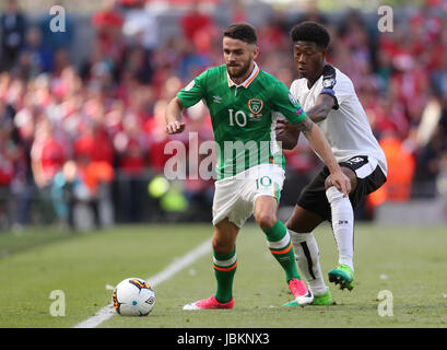 Republik Irland Robbie Brady (links) und Austra David Alaba kämpfen um den Ball während der 2018 FIFA World Cup Qualifikationsspiel, Gruppe D im Aviva Stadium Dublin. Stockfoto