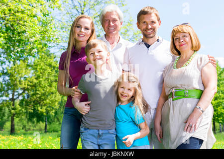 Porträt der Familie mit Kindern und Senioren im Sommerpark Stockfoto