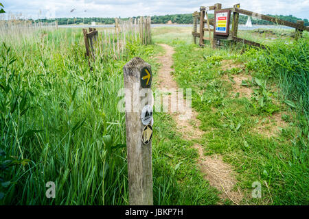 Port Authority Marker, River Orwell Mündung Deich in der Nähe von Pin Mill, Suffolk, England Stockfoto