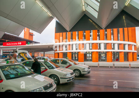 Taxistand am Puerta de Atocha-Bahnhof. Madrid, Spanien. Stockfoto