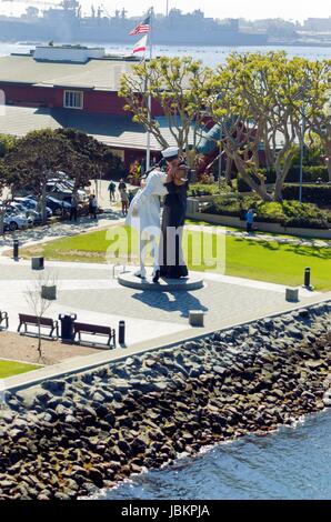 Die Scupture der bedingungslosen Kapitulation in San Diego, Kalifornien, Vereinigte Staaten von Amerika, basierend auf dem Foto von Alfred Eisenstaedt, eines Seemanns küssen eine Krankenschwester nach dem Ende des Krieges II. Stockfoto