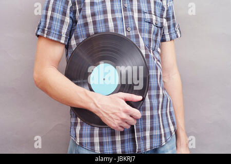 Mann hält in seiner Hand Vinyl-Schallplatte.  Hautnah. Stockfoto