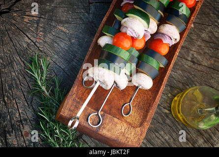 Frühling Garten Grill. Gemüse Kebab mit Cherry-Tomaten, Zucchini, Auberginen auf hölzernen Hintergrund Stockfoto