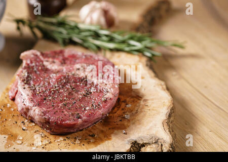 Rohe Rib-Eye Steak an Bord closeup Stockfoto