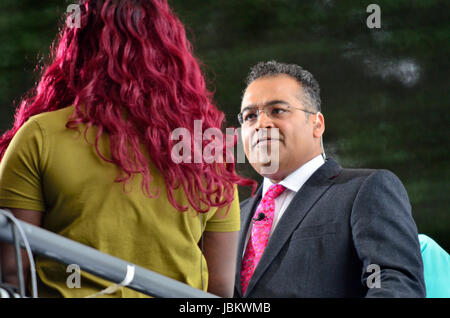 Krishnan Guru-Murthy, Channel 4 News-Journalistin und Moderatorin, am College Green, Westminster, 9. Juni 2017, am Tag nach der Wahl Stockfoto
