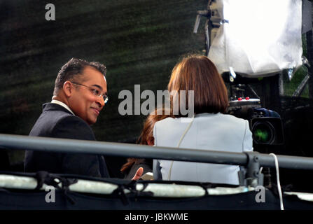 Krishnan Guru-Murthy, Channel 4 News-Journalistin und Moderatorin, am College Green, Westminster, 9. Juni 2017, am Tag nach der Wahl Stockfoto