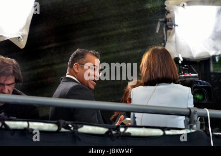 Krishnan Guru-Murthy, Channel 4 News-Journalistin und Moderatorin, am College Green, Westminster, 9. Juni 2017, am Tag nach der Wahl Stockfoto