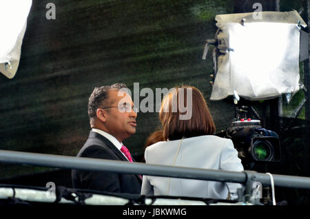 Krishnan Guru-Murthy, Channel 4 News-Journalistin und Moderatorin, am College Green, Westminster, 9. Juni 2017, am Tag nach der Wahl Stockfoto