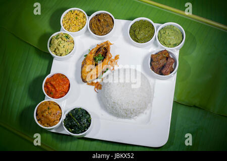 Eine Scheibe hilsha Fisch braten, Dhaka, Bangladesch. Stockfoto