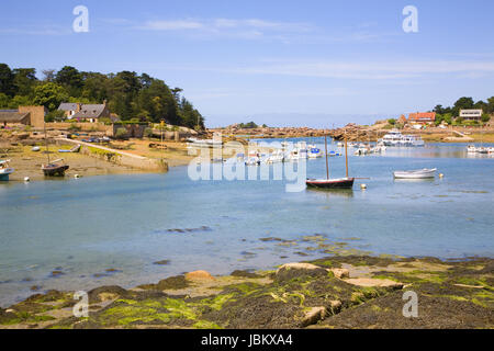 Hafen Sie in Ploumanach und rosa Granit Küste der Bretagne, Frankreich Stockfoto