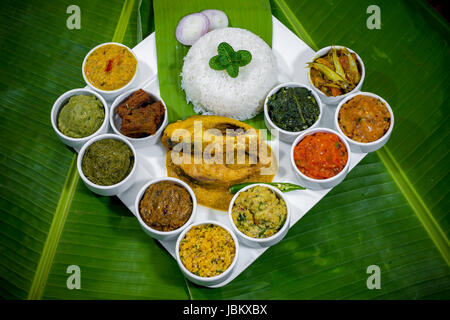 Eine Scheibe hilsha Fisch braten, Dhaka, Bangladesch. Stockfoto