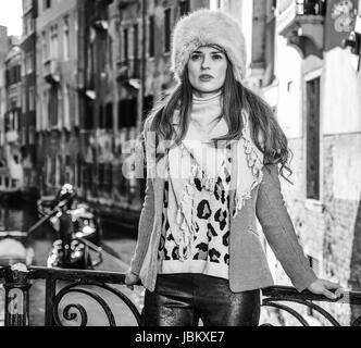 Venedig. Abseits der ausgetretenen Pfade. trendige Reisende Frau in Pelzmütze in Venedig im Winter Blick in die Ferne Stockfoto