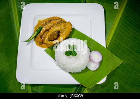 Eine Scheibe hilsha Fisch braten, Dhaka, Bangladesch. Stockfoto