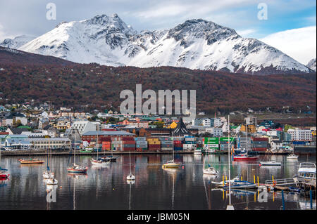 Reflexion der südlichste Stadt Argentiniens im ruhigen Morgen Wasser des Beagle-Kanals. Ushuaia ist die Hauptstadt der argentinischen Provinz Tierra Del Fuego. Ushuaia liegt in einer weiten Bucht an der Südküste der Insel von Tierra Del Fuego, begrenzt im Norden durch die kriegerischen Bergkette und im Süden durch den Beagle-Kanal. Stockfoto