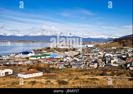 Ushuaia ist die Hauptstadt der argentinischen Provinz Tierra Del Fuego. Es gilt allgemein als die südlichste Stadt der Welt. Ushuaia liegt in einer weiten Bucht an der Südküste der Insel von Tierra Del Fuego, begrenzt im Norden durch die kriegerischen Bergkette und im Süden durch den Beagle-Kanal. Stockfoto