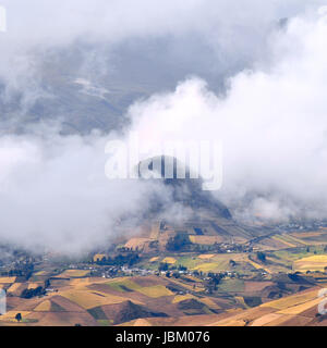 Wolken auf den Feldern von Zumbahua im ecuadorianischen Altiplano. Hochland der Anden in der Nähe von Quilotoa Lagune, Südamerika Stockfoto