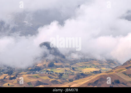 Wolken auf den Feldern von Zumbahua im ecuadorianischen Altiplano. Hochland der Anden in der Nähe von Quilotoa Lagune, Südamerika Stockfoto