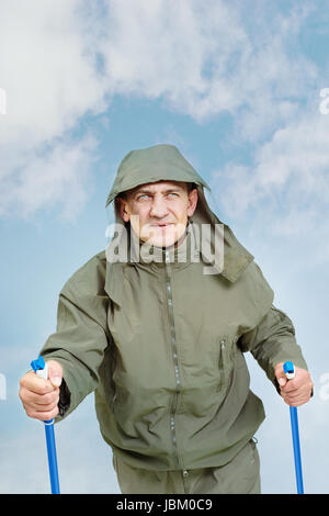 Porträt von reifer Mann in Jacke unterwegs Stockfoto
