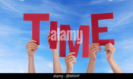 Viele Hände halten das Wort Mal in den Himmel Stockfoto