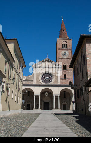Römisch-katholische Kathedrale in der Stadt Acqui Terme, Piemont, Italien Stockfoto