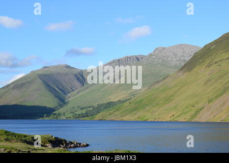 Auf der Suche nach Wast Wasser in tiefste gegenüber großen Giebel, Scafell Pike und andere Hügel Stockfoto