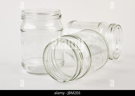 Drei Glas, zwei liegen. Stockfoto