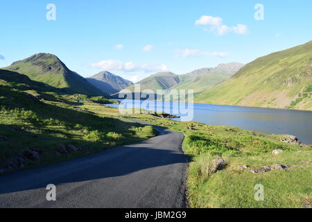 Auf der Suche nach Wast Wasser in tiefste gegenüber großen Giebel, Scafell Pike und andere Hügel Stockfoto