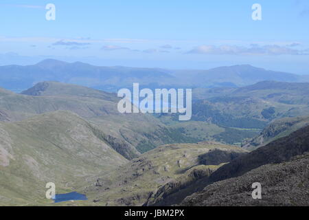 Blick nach Norden vom Lingmell über große Giebel in Richtung Skiddaw und Blencathra in der Nähe von Keswick Stockfoto