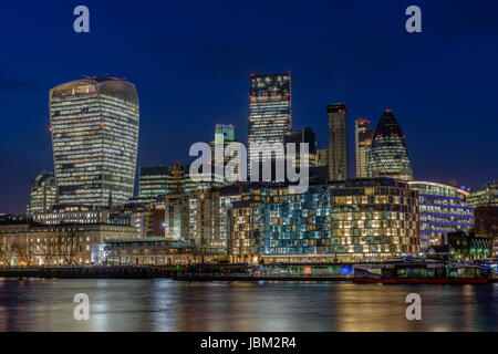 Londons Geschäfts- und Bankenviertel Anzeigen kurz nach Sonnenuntergang, England Stockfoto