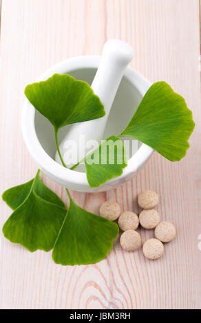 Ginkgo Biloba Blätter in Mörtel und Pillen Stockfoto