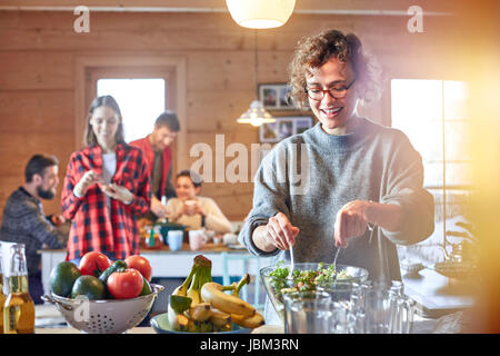 Frau warf Salat für Freunde in Kabine Stockfoto
