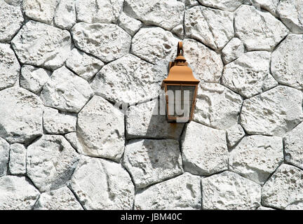 Die Lampe hängt an Wand einen Stein in Our Lucaya Resort Stadt (Grand Bahama Island). Stockfoto