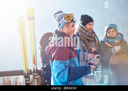 Porträt lächelnden Fahrerin cocktail trinken auf dem Balkon mit Freunden Après-Ski Stockfoto