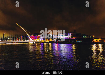 DUBLIN, Irland - Septembter 26. Juli 2016: Blick über die Samuel Beckett Bridge und Dublins Docklands am Fluss Liffey bei Nacht Stockfoto