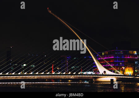 DUBLIN, Irland - Septembter 26. Juli 2016: Blick über die Samuel Beckett Bridge und Dublins Docklands am Fluss Liffey bei Nacht Stockfoto