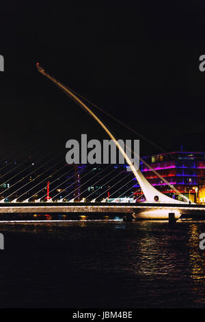 DUBLIN, Irland - Septembter 26. Juli 2016: Blick über die Samuel Beckett Bridge und Dublins Docklands am Fluss Liffey bei Nacht Stockfoto