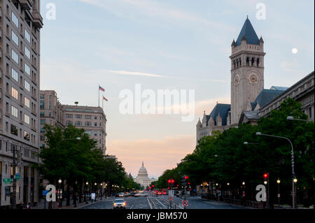 USA Washington DC DC Pennsylvania Avenue Ave mit Trump International Hotel rechts und US-Kapitol-Gebäudes im Abstand Abend bei Vollmond Stockfoto