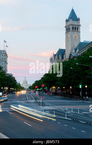 USA Washington DC DC Pennsylvania Avenue Ave mit Trump International Hotel rechts und US-Kapitol-Gebäudes im Abstand Abend bei Vollmond Stockfoto