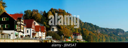 Idyllischer Kurort an der Elbe in der Sächsischen Schweiz in Deutschland, Schöne Häuser, sterben, Bizarren Felsformationen Und Bunte Laubwälder, Panorama idyllische Kurstadt an der Elbe in der sächsischen Schweiz in Deutschland, schöne Häuser, bizarren Felsformationen und bunten Laubwälder, panorama Stockfoto