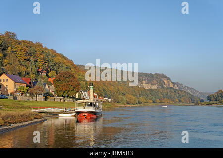 Sterben Sie Elbe Im Deutschen Teil des Elbsandsteingebirges; Staelebank Felsen Und Bunte Laubwälder; bin Ufer Ein Kleiner Fluss fügt der Elbe in der Deutschschweiz das Elbsandsteingebirge; steile Felsen und bunten Laubwälder; am Ufer eines kleinen Dampfers Stockfoto